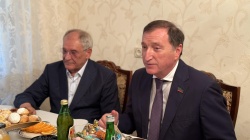 Заур Аскендеров поздравил семью Асхабовых с Днем семьи, любви и верности