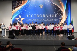 Заур Аскендеров наградил выпускников школ за высокие достижения в учебе